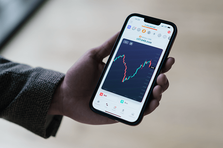 trading simulator app in een hand